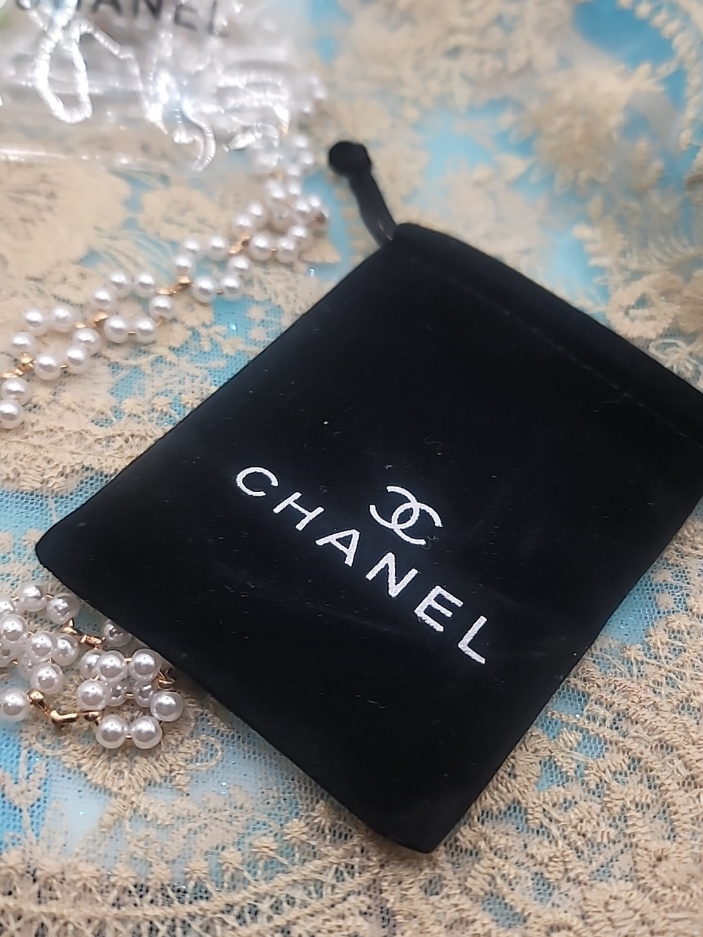 CHANEL Pearl & Crystal Interlocking CC Brooch in Gold - Picture 8 of 8